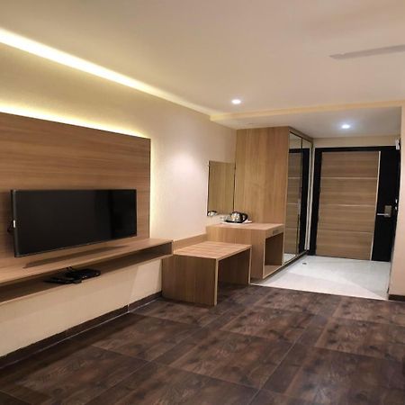 Solitaire Hotel Nowe Delhi Zewnętrze zdjęcie
