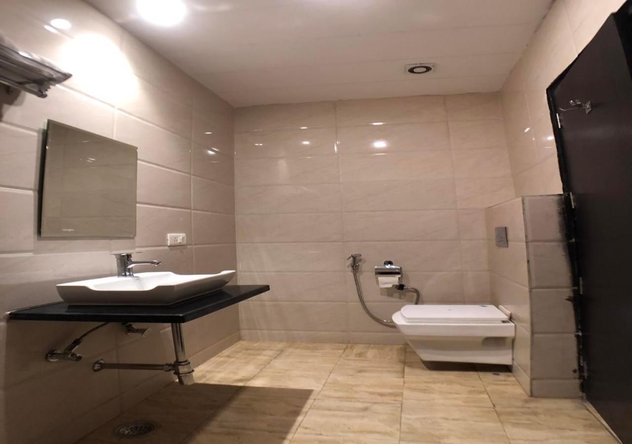 Solitaire Hotel Nowe Delhi Zewnętrze zdjęcie