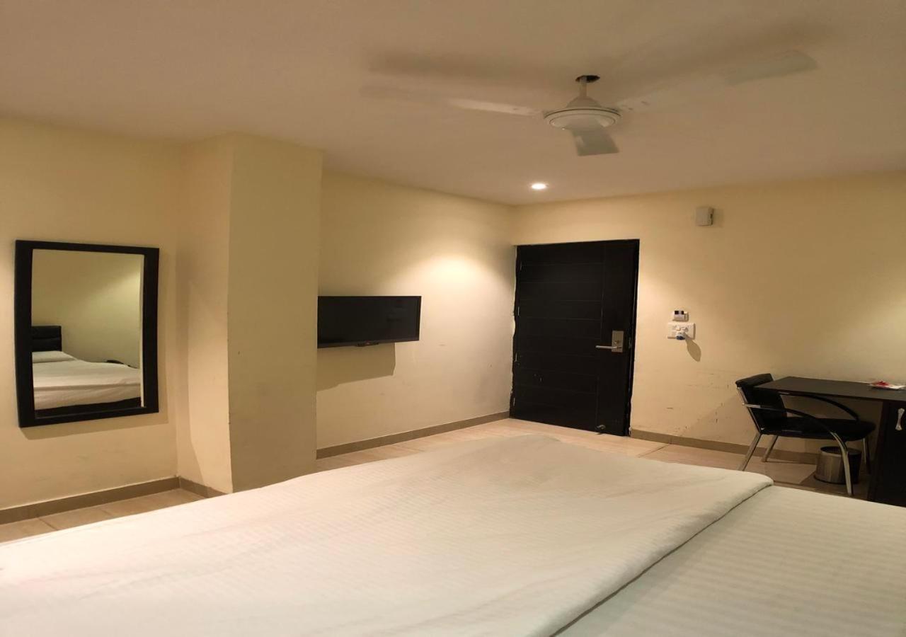 Solitaire Hotel Nowe Delhi Zewnętrze zdjęcie