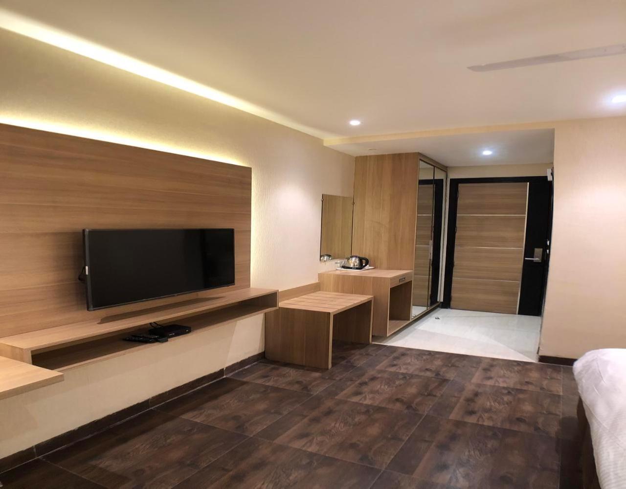 Solitaire Hotel Nowe Delhi Zewnętrze zdjęcie