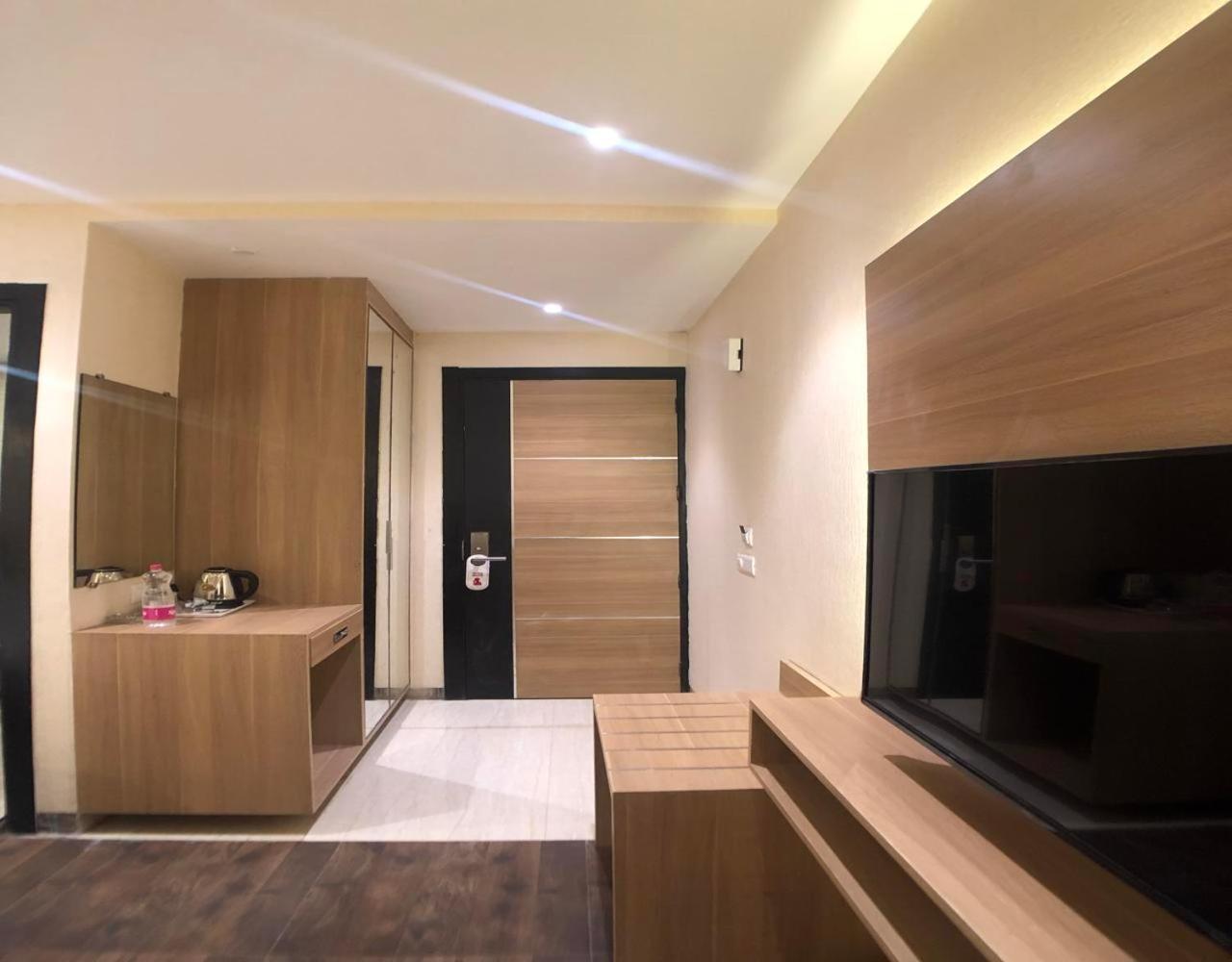 Solitaire Hotel Nowe Delhi Zewnętrze zdjęcie